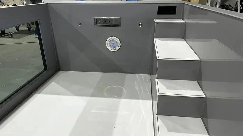 Piscina em polipropileno com as dimensões de 6,5 m x 2,5 m e janela com 4 m de largura.